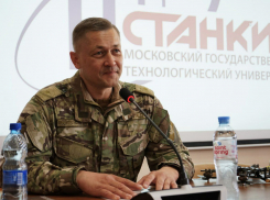 О новых технологиях в беспилотной сфере и жизни в ДНР с московскими студентами пообщался советник главы ДНР Ян Гагин