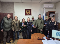 Жителям освобожденной Красногоровки вручили паспорта РФ в Кировском районе Донецка