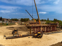 В Енакиево, ДНР, продолжаются ремонтные работы моста по улице Ленина 