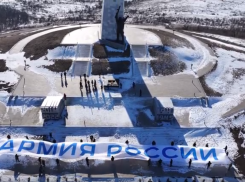 На «Саур-Могиле» в ДНР развернули 50-метровый флаг российской армии