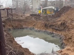 Слесари ремонтируют аварийный канализационный коллектор в прифронтовом районе Донецка 