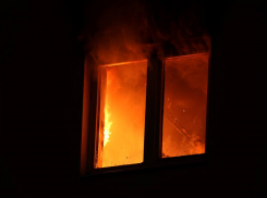 Дом сгорел дотла: МЧС России потушили мощный пожар в Снежном