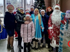 На донецких вокзалах пассажиров встречают Дед Мороз и Снегурочка