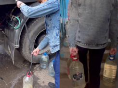 Молодежь Донецка помогает бабушкам поднимать в квартиры «пятишки» с водой