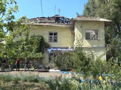 Волонтеры ДНР помогли починить уничтоженную ВСУ крышу в Петровском районе ДНР