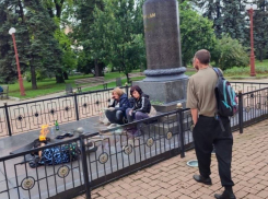 Нетрезвая компания устроила попойку на Вечном огне в центре Донецка