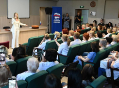 Артисты Донецкого драмтеатра поздравили медиков Донбасса с профессиональным праздником 