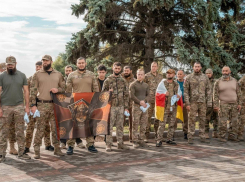 В Донецке молодежь совместно с бойцами из Южной Осетии возложила цветы к бюсту «Мамая» 