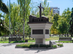 Памятник строителям-восстановителям установили в Мариуполе