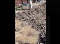 Двор в Макеевке ДНР превращается в болото из-за изношенного водовода