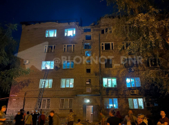 ВСУ снесли стену и крышу многоэтажного дома в Будённовском районе Донецка