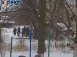 Жительница Донецка показала, как старики и дети стоят на морозе в очереди к бочке с водой