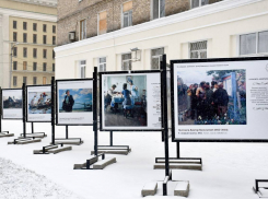 Уличную выставку картин открыли на бульваре Пушкина в Донецке 