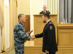 Полицейским ДНР вручил награды замминистра внутренних дел России