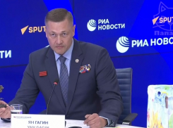 Осколок войны на Украине на территории США: Ян Гагин передал Виктории Нуланд розу из снаряда, выпущенного ВСУ по Донецку