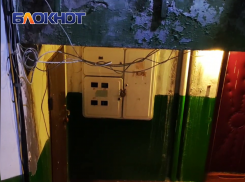 Ливень хлынул в подъезды пятиэтажки в Зугрэсе после капремонта за 33 миллиона