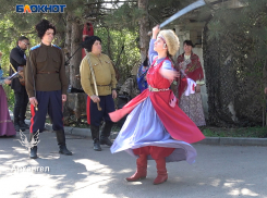 Бойцов, освобождающих Донбасс, в канун Пасхи поздравили артисты и казаки из Ростовской области