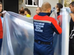 Добровольцы из ДНР помогли с устранением последствий обстрела ВСУ в Курске