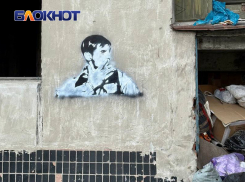 Портрет легендарного «Гиви» увековечен на здании, где Михаил Толстых давал интервью под «Градами» ВСУ