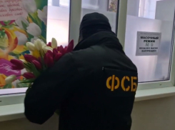 Сотрудники ФСБ поздравили с 8 Марта медработников в Донецке