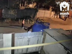 Подростки из ДНР ломают краны общественных бочек с водой 