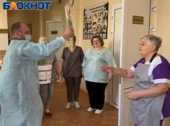 Сотрудниц донецкой травматологии поздравили с Международным женским днем