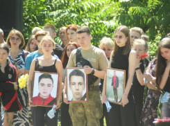 Вторая годовщина со смерти донецких волонтеров: в ДНР вспоминают погибших при обстреле ВСУ активистов Молодой Республики