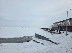Азовское море покрылось толстой и ровной коркой льда у Мариуполя – края льдины не видно