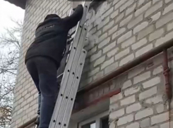 В ДНР пожарные спасли из горящего дома мать с двумя детьми и собаку