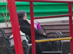 Извращенец мастурбировал у детской площадки на набережной Донецка, видео