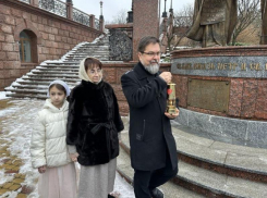 Огонь семейного очага в храм Донецка привезла многодетная семья из Макеевки 