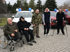 Пять ветеранов боевых действий ДНР получили ключи от новых автомобилей