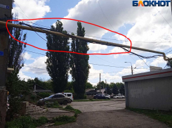 Жители Макеевки жалуются на опасное «макраме» из силовых кабелей в своем дворе