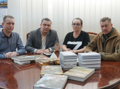 Российский союз ветеранов и советник главы республики привезли в ДНР книги о подвигах советских солдат