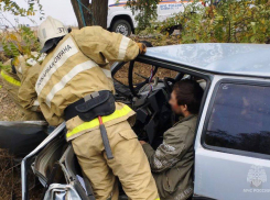 Вызволять пострадавшего в ДТП водителя в Старобешево, пришлось сотрудникам МЧС