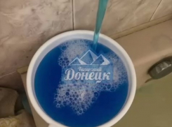 Ярко-синяя жижа полилась из-под кранов в центре Донецка