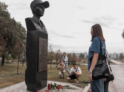 Молодежь ДНР почтила память легендарной Ольги «Корсы» Качуры, несмотря на дождь