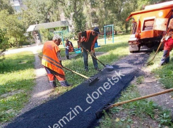 Специалисты занимаются благоустройством Донецка: идёт ремонт дорог и покос травы 