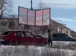 Возле макеевской галактики малолетние мародеры «калечат» заброшенное авто 