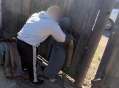 Ранее судимые жители Шахтерска отобрали у знакомой пенсионерки тысячу рублей