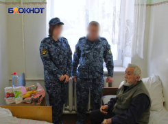 Спасенного при пожаре дедушку-инвалида из Тореза навестили в больнице сотрудники колонии