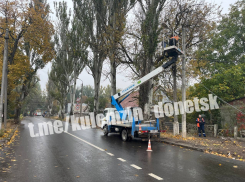 В ранее прифронтовой Петровский район Донецка возвращается уличное освещение