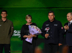 Лауреаты премии «Все для Победы»: Владимир Путин наградил семью из ДНР