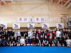 В Донецке чемпионы по регби и ММА провели мастер-классы для дружинников