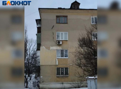 ЖЭК игнорирует прорванное отопление и срывающуюся крышу в многоэтажке в Зугрэсе