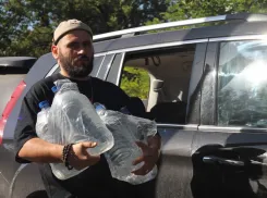 Активисты привезли около 500 литров воды школьникам в Курахово