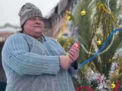 В Марьинке прошло открытие городской елки под праздничный салют из хлопушки