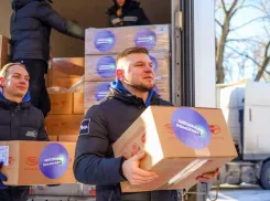 Московские волонтеры привезли новогодние подарки для детей ДНР