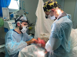 Хирурги спасли пальцы руки мужчины, пострадавшего при чудовищном обстреле рынка в Донецке