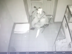 В Торезе вор с арсеналом оружия взорвал банкомат и не смог получить деньги